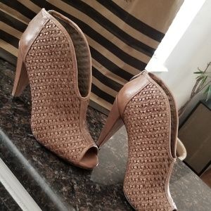 **SOLD****Vince Camuto Pumps peep toe